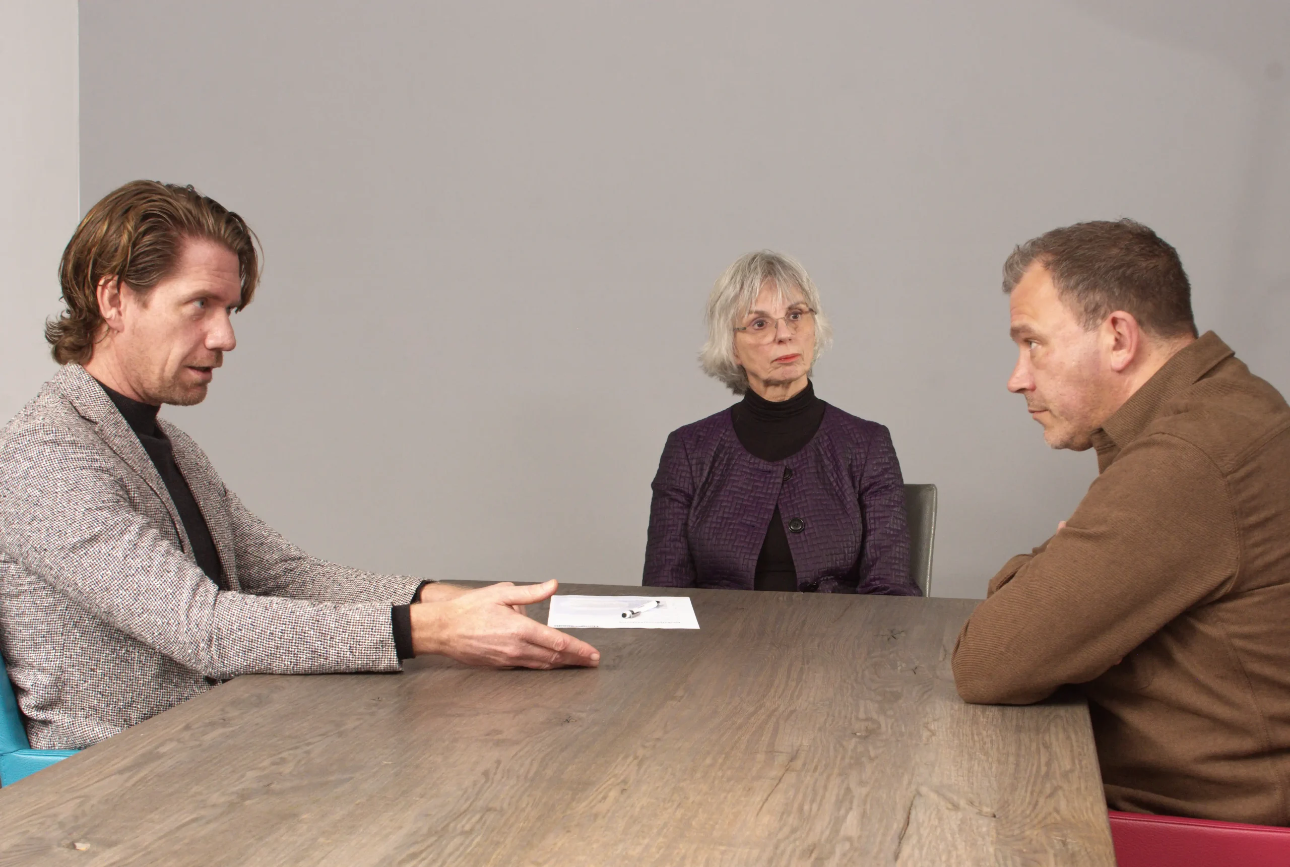 Gesprek tussen twee medewerkers tijdens een preventieve mediation sessie